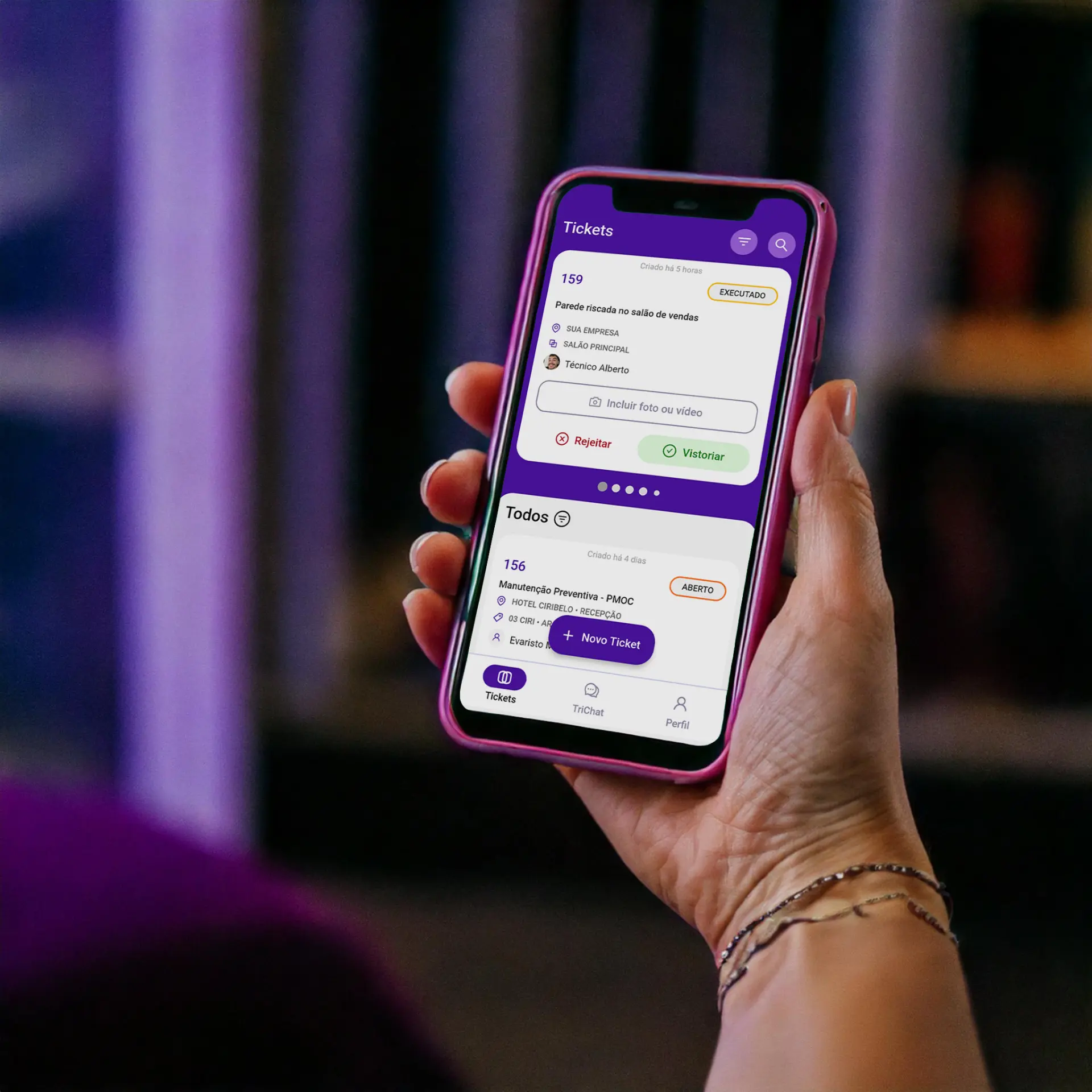 Pessoa usando o aplicativo Trílogo com a lista de tickets de manutenção